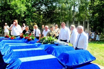 Под Харьковом похоронили солдат (фото)