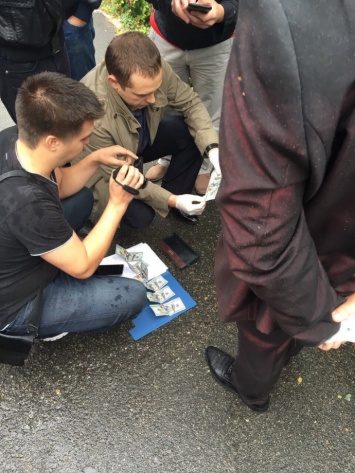 Киевский полицейский взял взятку за найденный автомобиль