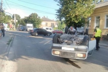 В Кропивницком произошло ДТП: иномарка перекинула "ВАЗ". ФОТО, ВИДЕО