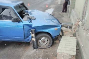 ДТП в Кропивницком: иномарка уничтожила припаркованный автомобиль (ФОТО)