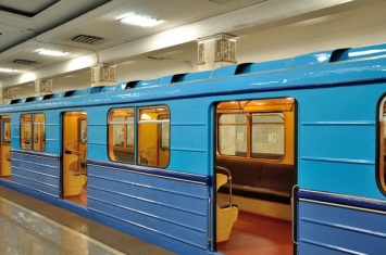В Москве поезд несколько метров тащил пассажира
