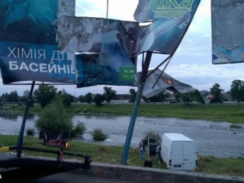 Нетрезвый водитель микроавтобуса въехал в конструкцию билборда в Мукачево