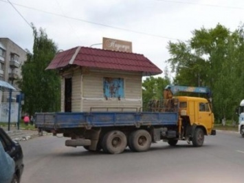 СМИ: Администрация Омска заперла продавщицу в киоске, приказав снести его