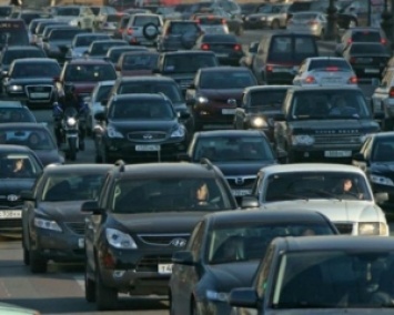 В Киеве семибалльные пробки: три ДТП остановили Столичное шоссе