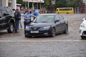 Жители Чернигова растрощили «колорадский» автомобиль (фото)