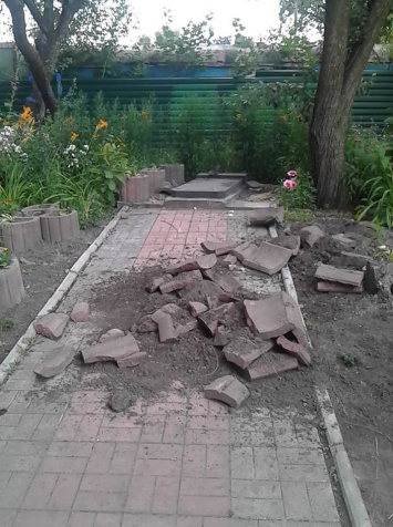 Возле метро "Житомирская" уничтожили стелы на могиле Неизвестного солдата