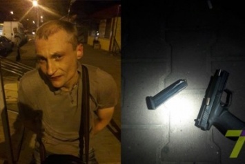 В Одессе пьяный угрожал пистолетом на детской площадке