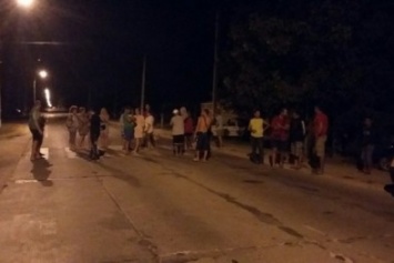 Вчера жители села Счастливцево перерыли дорогу Геническ - Стрелковое