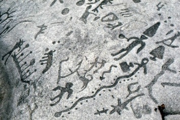 Древние иероглифы найдены туристами на гавайском пляже
