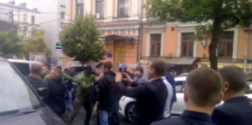 В Киеве произошла драка между сотрудниками Генпрокуратуры и Антикоррупционного бюро