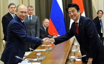Премьер-министр Японии хочет пригласить в страну Путина с неофициальным визитом