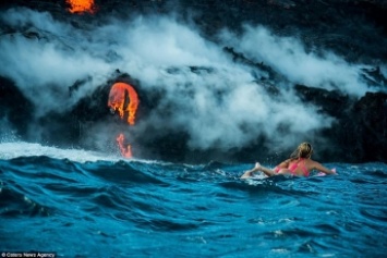 Видеошок: девушка покоряет волны у подножия бурлящего вулкана (видео)
