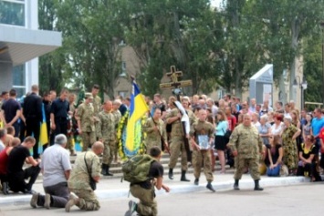 В Покровске (Красноармейске) провели в последний путь Героя Украины Влада Казарина, стоя на коленях