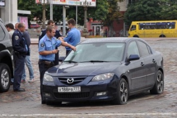 Машину с «колорадской» лентой повредили на центральной площади Чернигова