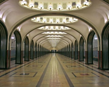 90 табличек с QR-кодами "Узнай Москву" появятся в столичном метро осенью