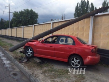 Два Daewoo не поделили дорогу в Запорожье, в результате один водитель авто снес столб