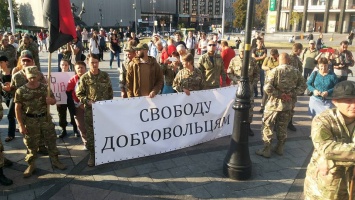 Члены батальона "ОУН" прошлись маршем к АП, требуя отставки Матиоса и Грицака