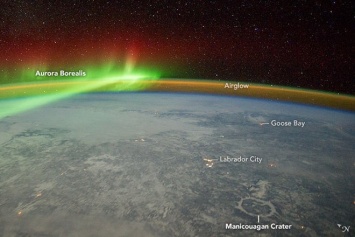 NASA опубликовала уникальный снимок свечения планеты и северного сияния