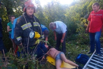 В Ровенской области мужчина выжил после падения в 40-метровый сухой колодец