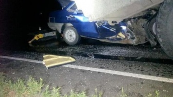 Под Мариуполем смертельное ДТП: автомобиль врезался в тягач с военной техникой
