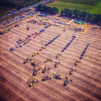 Тризуб из комбайнов и тракторов. Украинские аграрии выстроились в огромный герб
