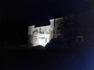 Подрядчик решил ремонтировать школу ночью (фото)