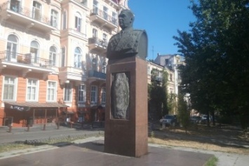 В центре Одессы вандалы поломали памятник Малиновскому (ФОТО)