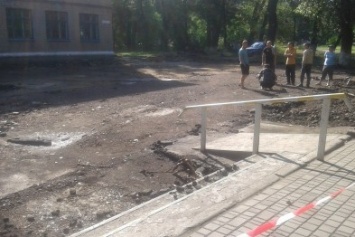 В Авдеевке начались работы по реконструкции пришкольной территории (ФОТО)