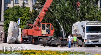С площади Соборной в Николаева начали убирать остатки постамента Ленину