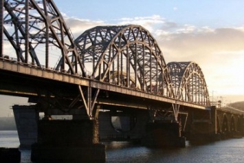 В Киеве на Дарницком мосту восстановят освещение