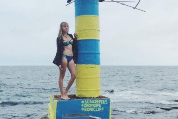 Скандал во Владивостоке: кто-то раскрасил маяк в цвета украинского флага (ФОТО)