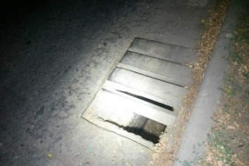 В Мариуполе 23-летний парень на темной улице упал в открытую ливневку (Фотофакт)