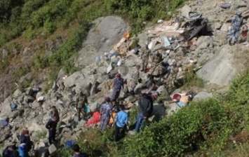 В Непале автобус слетел со склона, десятки погибших