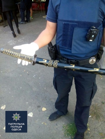 В Одессе полицейские спасли мужчину, угрожавшего заколоть себя саблей