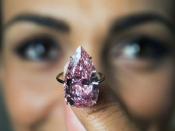 Редкий розовый бриллиант продали на аукционе в Женеве за 31,5 млн долл