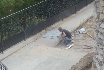 Уголок старой Одессы укладывают новой плиткой (ФОТО)