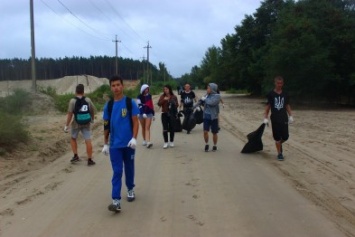 Активисты "Азова" убрали мусор на Безлюдовском пляже, где снесли шлагбаум и "отучили" брать плату за проезд (ФОТО)