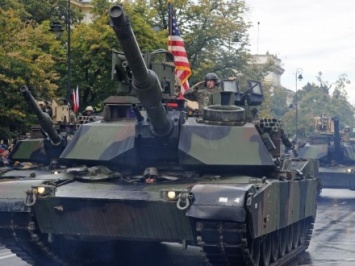 На военном параде в честь победы над Красной Армией, по Варшаве прошли американские танки