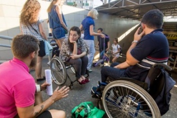 В Мариуполе люди на инвалидных колясках перегородили пешеходный переход (ФОТО)