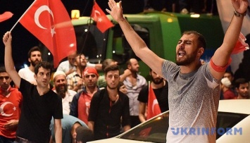 В Турции "потрясли" 44 компании, ищут сторонников Гюлена