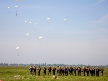 Военнослужащие Сил спецопераций выполнили прыжки с парашютом