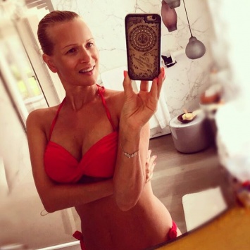 42-летняя актриса Олеся Судзиловская шокировала фигурой в бикини