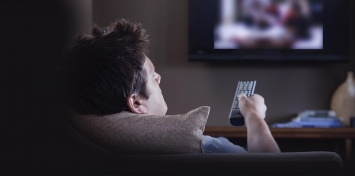 Ученые: Мужчинам опасно для здоровья смотреть телевизор