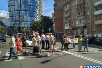 В Печерском районе киевляне в протест против стройки заблокировали дорогу (ФОТО)