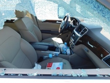 Неизвестные разбили стекло автомобиля в Киеве и похитили 280 тыс. грн