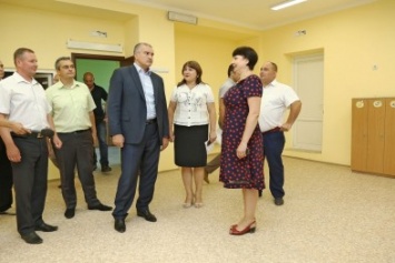 Аксенов осмотрел ход ремонта детского сада в Симферопольском районе (ФОТО)