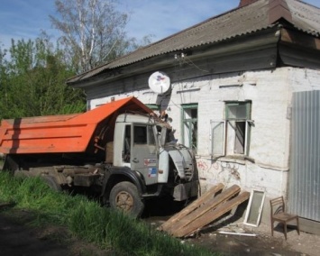 В Калининском районе от въехавшего в дом КАМАЗа пострадал 2-летний ребенок