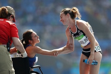 Две бегуньи столкнулись во время забега на Олимпиаде. Вот чем закончилось их соревнование