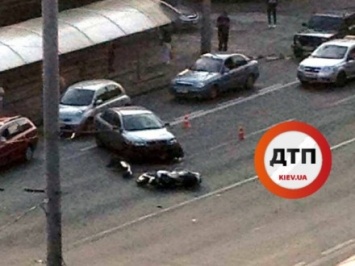 ДТП в Киеве: автомобиль подрезал мотоцикл