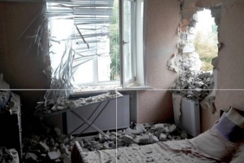 В Марьинке снаряды САУ попали в пятиэтажку (ФОТО)